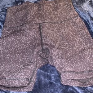 EUC lululemon Wunder Train Shorts 6”. SiE 6. CPUB